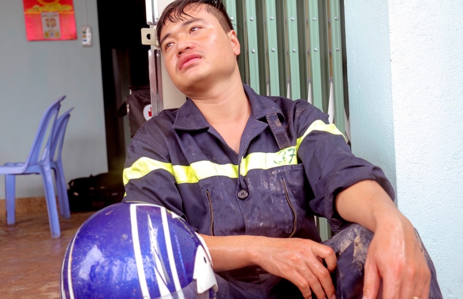 Hinh anh chien si vat lon trong bun, dat tim nan nhan nui lo hinh anh 6