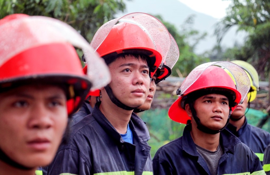 Hinh anh chien si vat lon trong bun, dat tim nan nhan nui lo hinh anh 8