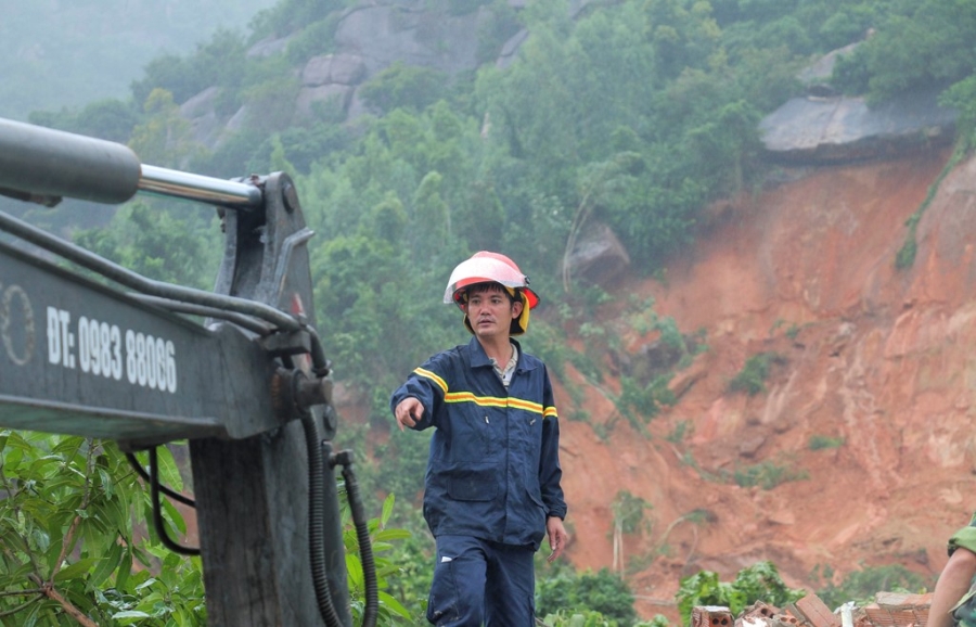 Hinh anh chien si vat lon trong bun, dat tim nan nhan nui lo hinh anh 9