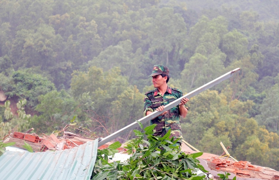 Hinh anh chien si vat lon trong bun, dat tim nan nhan nui lo hinh anh 10