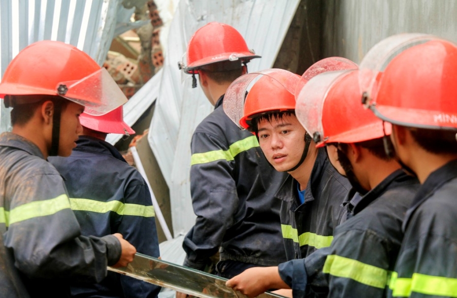 Hinh anh chien si vat lon trong bun, dat tim nan nhan nui lo hinh anh 11