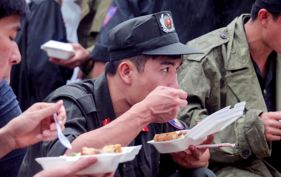 Hinh anh chien si vat lon trong bun, dat tim nan nhan nui lo hinh anh 12