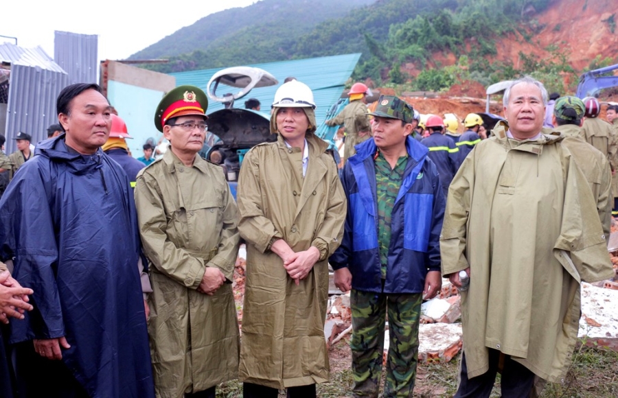 Hinh anh chien si vat lon trong bun, dat tim nan nhan nui lo hinh anh 13