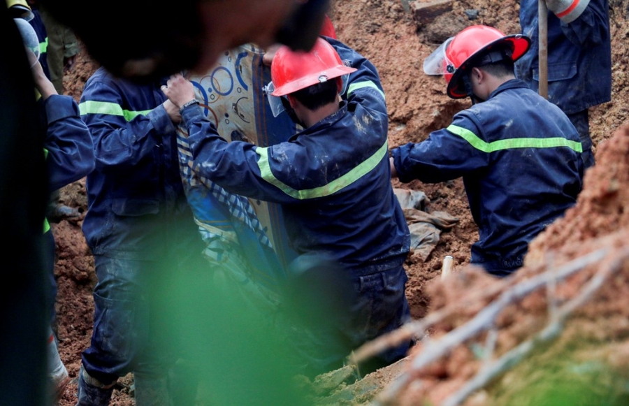 Hinh anh chien si vat lon trong bun, dat tim nan nhan nui lo hinh anh 14