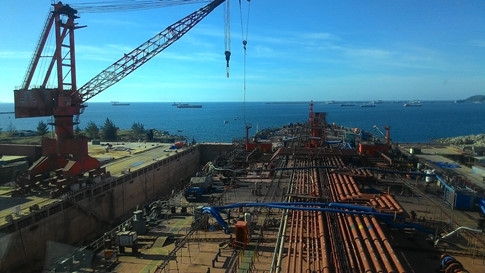 Nhà máy đóng tàu Dung Quất là một trong số những dự án hoạt động kém hiệu quả, trong tình trạng sống dở chết dở của ngành công thương.