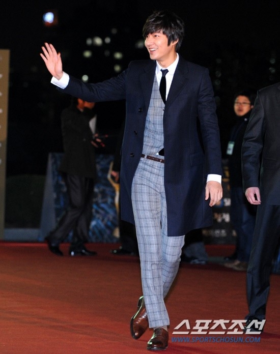 Trang phuc khong the thieu trong tu do cua Lee Min Ho hinh anh 9