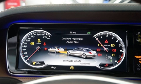S400 L sử dụng hai màn hình LCD làm mành hình trung tâm, trong đó màn hình tại vị trí sau vô-lăng thể hiện đầy đủ các thông số kỹ thuật.