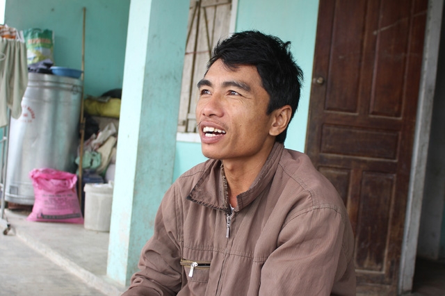 Bị tật ở chân, dù đi lại khó khăn nhưng anh Ngọc không yêu cầu bố mẹ các cháu phải trả tiền công đưa đón.