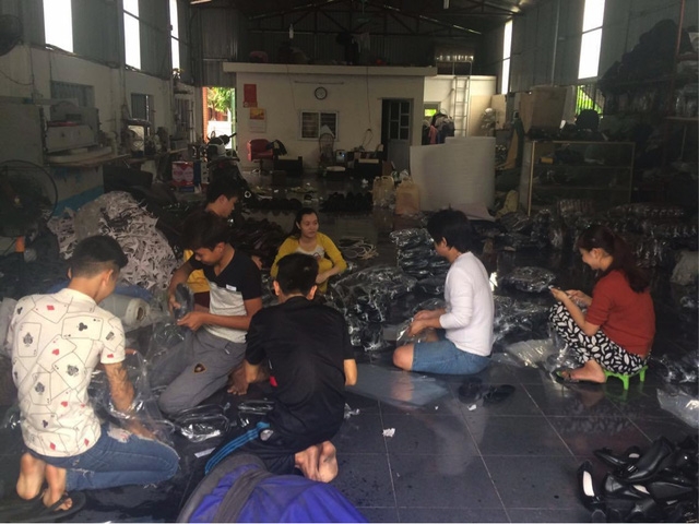  Công nhân tập trung đóng hàng chờ xuất 