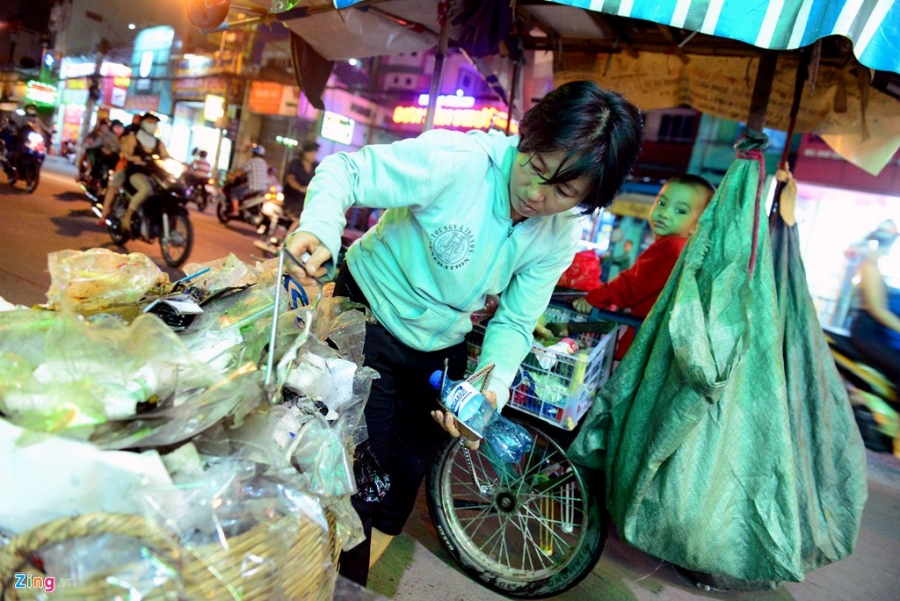 Nguoi me cho 3 con trai di nhat ve chai muu sinh hinh anh 2