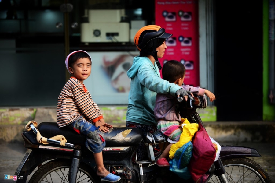 Nguoi me cho 3 con trai di nhat ve chai muu sinh hinh anh 3