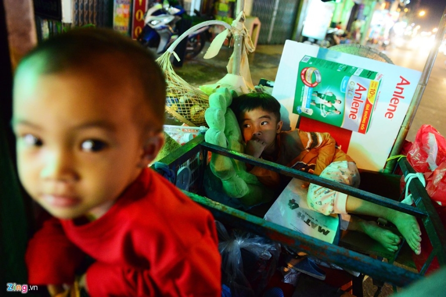 Nguoi me cho 3 con trai di nhat ve chai muu sinh hinh anh 4