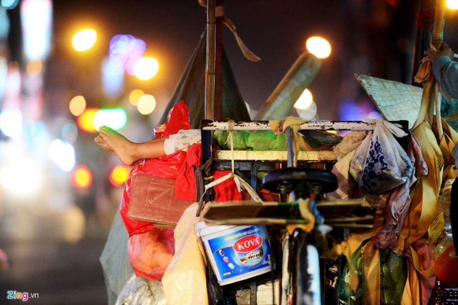 Nguoi me cho 3 con trai di nhat ve chai muu sinh hinh anh 6