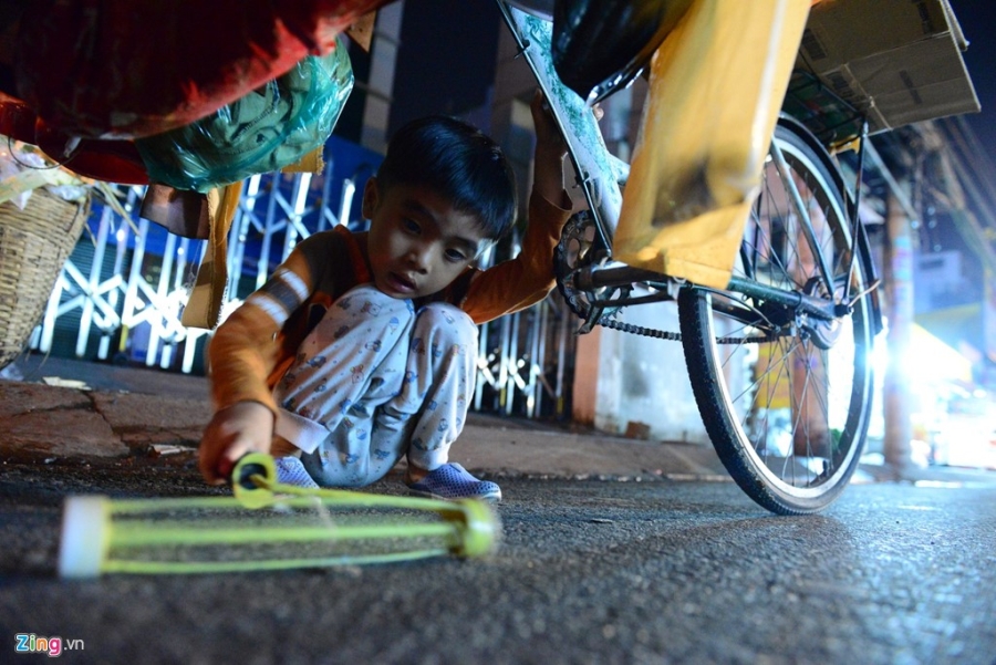 Nguoi me cho 3 con trai di nhat ve chai muu sinh hinh anh 7