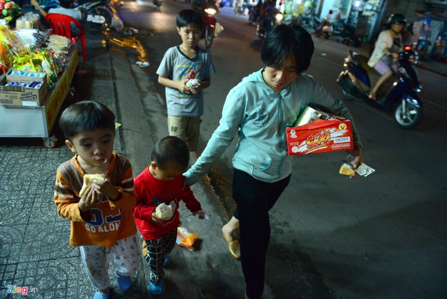 Nguoi me cho 3 con trai di nhat ve chai muu sinh hinh anh 9