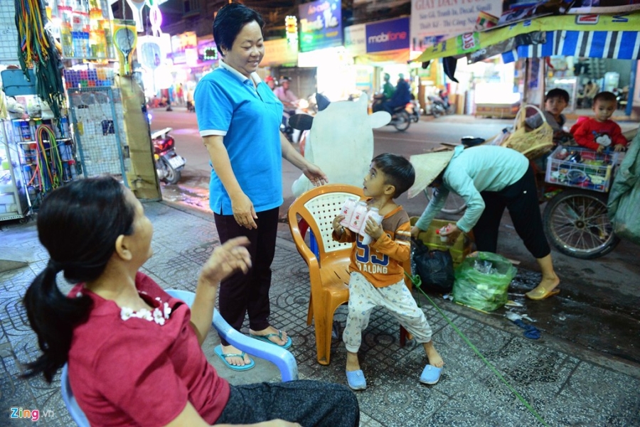 Nguoi me cho 3 con trai di nhat ve chai muu sinh hinh anh 10