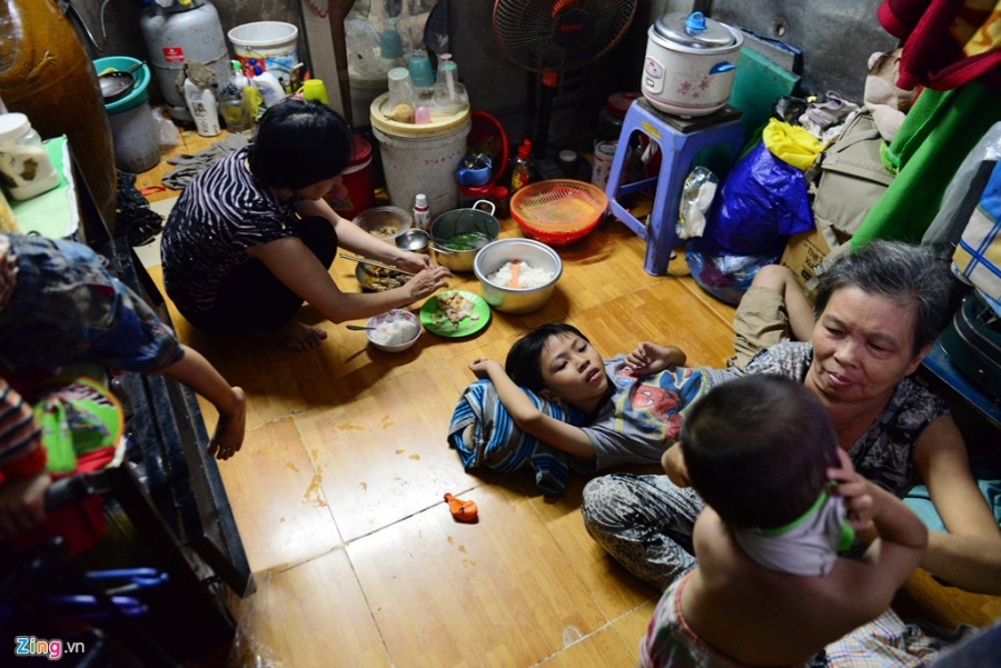 Nguoi me cho 3 con trai di nhat ve chai muu sinh hinh anh 12