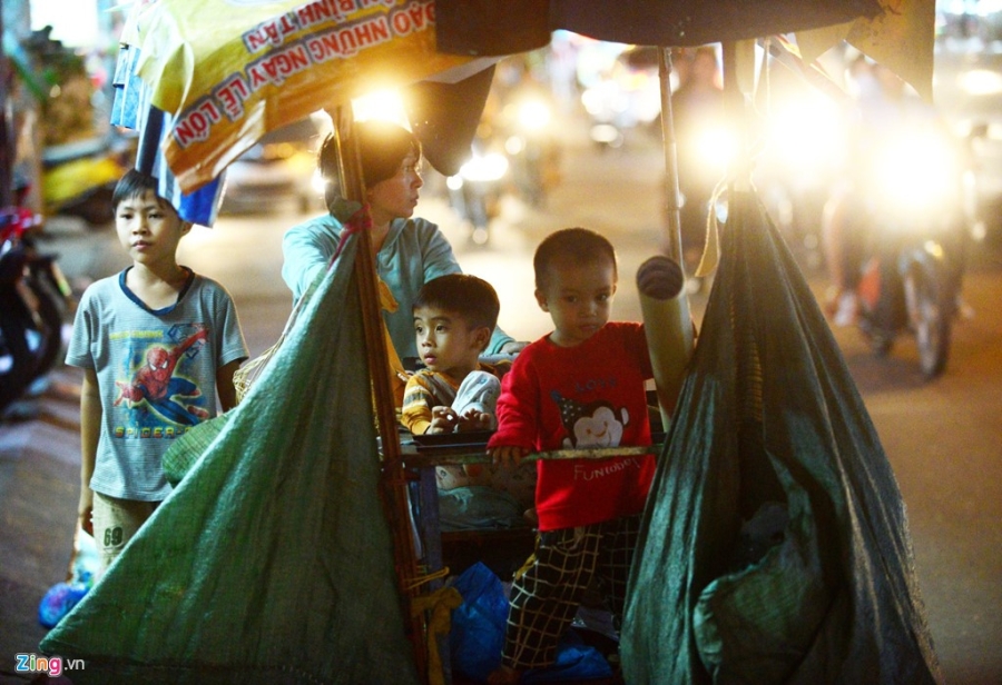 Nguoi me cho 3 con trai di nhat ve chai muu sinh hinh anh 15