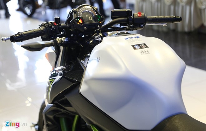 Chi tiet nakedbike gia mem Kawasaki Z650 vua ra mat tai VN hinh anh 5