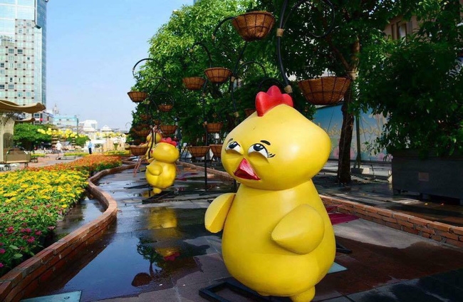 Chú gà con được trang trí ở đường hoa Nguyễn Huệ Sài Gòn có biểu cảm khó hiểu - Ảnh 1. Chú gà con được trang trí ở đường hoa Nguyễn Huệ Sài Gòn có biểu cảm khó hiểu - Ảnh 1.