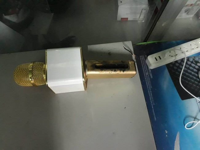 Clip kinh hoàng: Mic hát karaoke đang gây bão thị trường phát nổ như pháo hoa trong đêm - Ảnh 4.