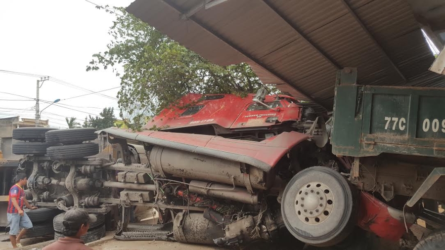 xe tai lao thang vao nha dan sau khi bi xe dau keo tong trung hinh anh 2