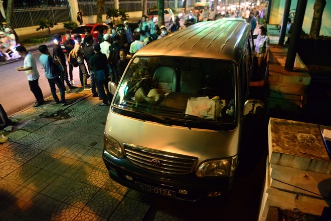 Cau 2 xe bien xanh truoc quan nhau quan 1 ve tru so cong an hinh anh 2