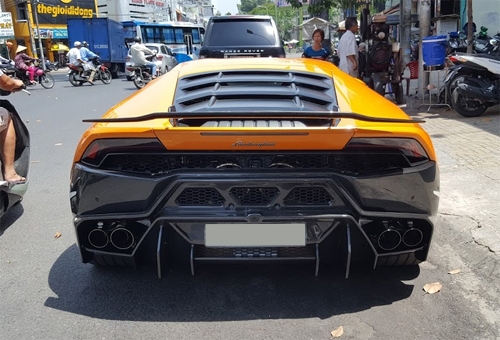 Gói bodykit làm từ vật liệu carbon siêu nhẹ.