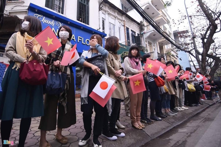 Nha vua va Hoang hau Nhat tham Van Mieu - Quoc Tu Giam hinh anh 2