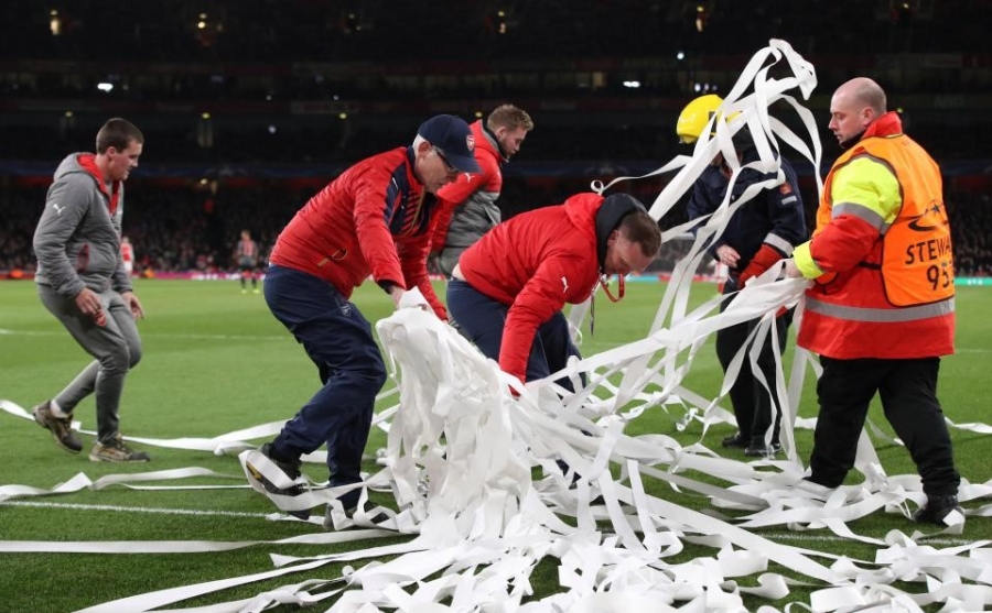 CDV Bayern dong loat nem giay ve sinh phan doi Arsenal hinh anh 3