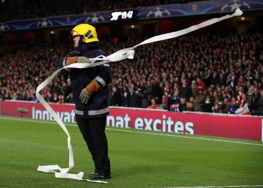 CDV Bayern dong loat nem giay ve sinh phan doi Arsenal hinh anh 4
