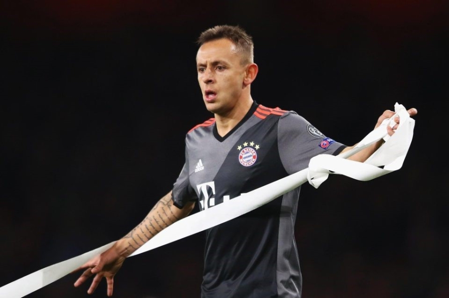 CDV Bayern dong loat nem giay ve sinh phan doi Arsenal hinh anh 5