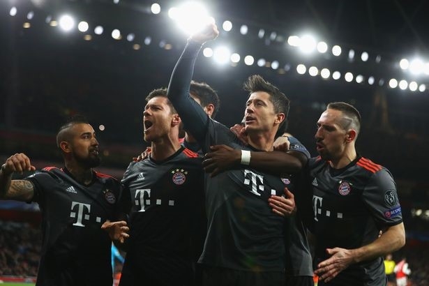 CDV Bayern dong loat nem giay ve sinh phan doi Arsenal hinh anh 7