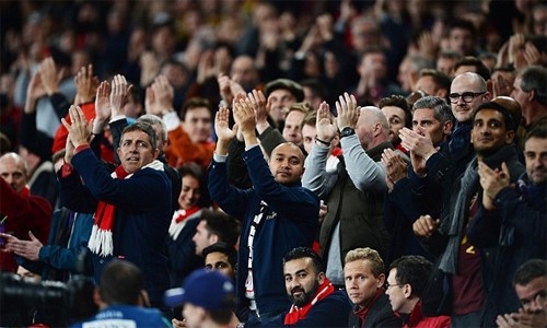 CDV Bayern dong loat nem giay ve sinh phan doi Arsenal hinh anh 9