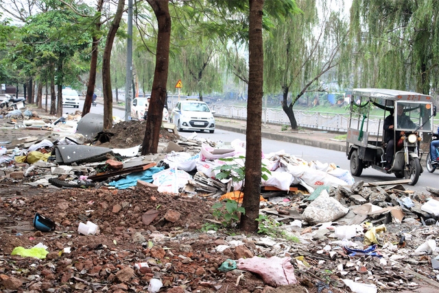  Rác ngập tràn trên vỉa hè. 