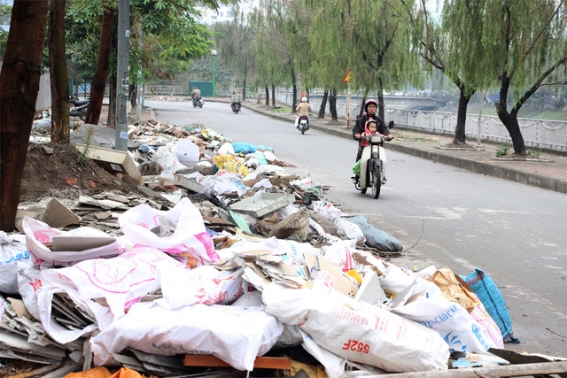 Rác chất thành đống cao.