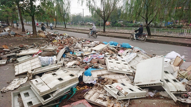 Đủ các loại phế thải.