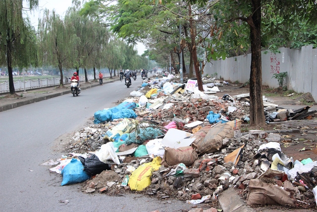  Rác tràn xuống lòng đường, chiếm gần hết 1 làn xe. 