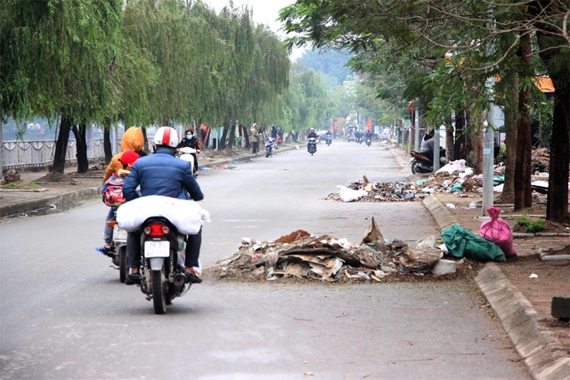  Hình ảnh gây bức xúc dư luận nhưng dường như chính quyền địa phương chưa có cách xử lý triệt để. 