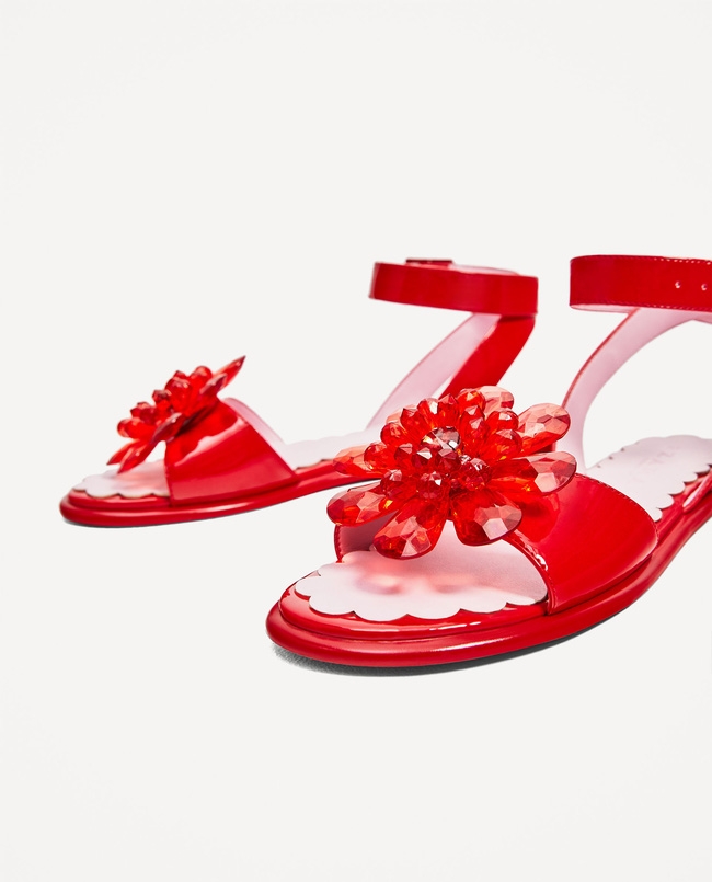 Sau dép lau nhà, Zara lại ra đôi dép nhựa hoa đỏ order về thể nào cũng khóc thét - Ảnh 4.