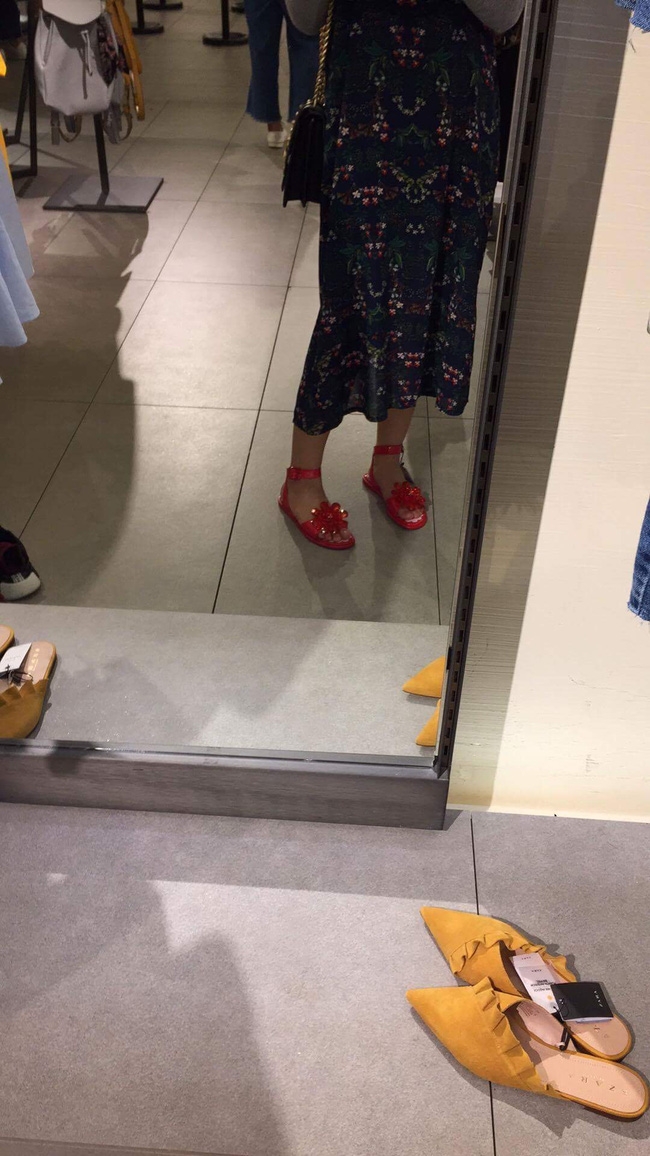 Sau dép lau nhà, Zara lại ra đôi dép nhựa hoa đỏ order về thể nào cũng khóc thét - Ảnh 6.