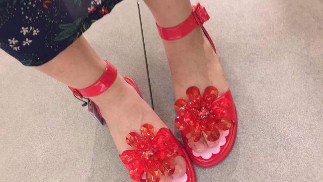 Sau dép lau nhà, Zara lại ra đôi dép nhựa hoa đỏ order về thể nào cũng khóc thét - Ảnh 7.