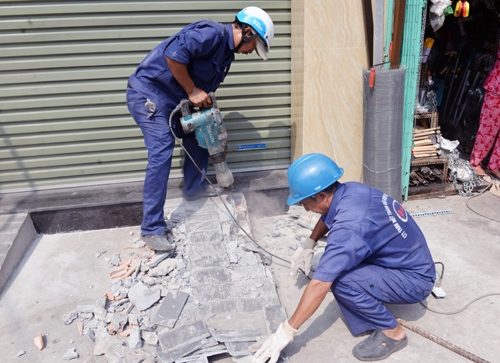 hang-loat-lanh-dao-quan-o-tp-hcm-xuong-duong-doi-via-he-2