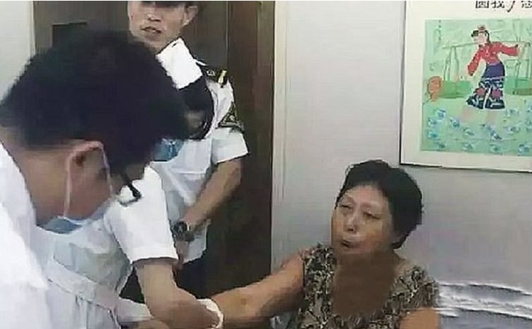 nguoi phu nu cuoi sai quai ham theo dung nghia den hinh anh 2