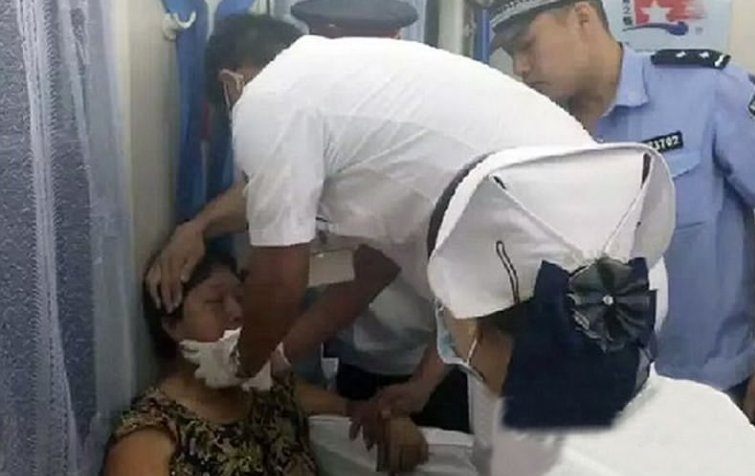 nguoi phu nu cuoi sai quai ham theo dung nghia den hinh anh 3
