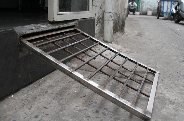 Góc độ thích hợp của cầu thang là vào khoảng 30 độ so với mặt đường (ảnh: Trọng Vũ)...