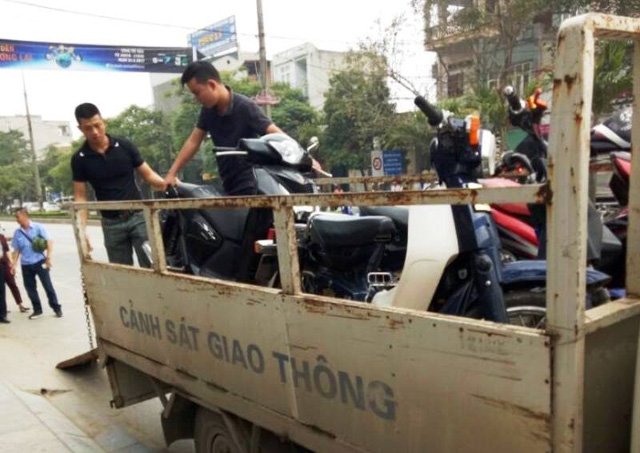 Nhiều phương tiện bị xử lý bằng hình thức sử dụng súng bắn lưới