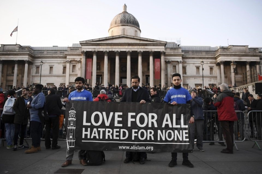 Hoa va nuoc mat trong le tuong niem nan nhan vu khung bo o Anh hinh anh 2