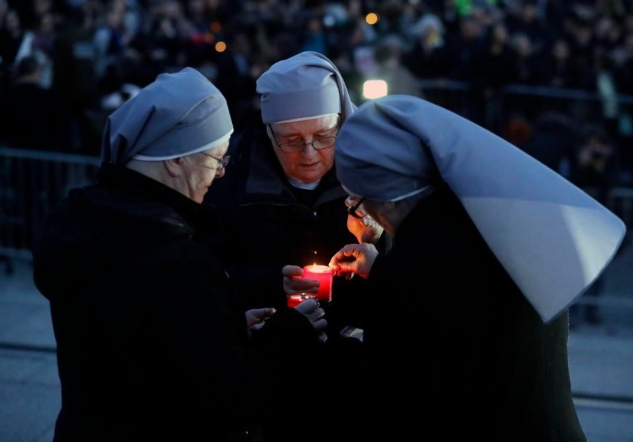 Hoa va nuoc mat trong le tuong niem nan nhan vu khung bo o Anh hinh anh 7