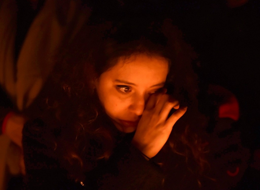 Hoa va nuoc mat trong le tuong niem nan nhan vu khung bo o Anh hinh anh 8